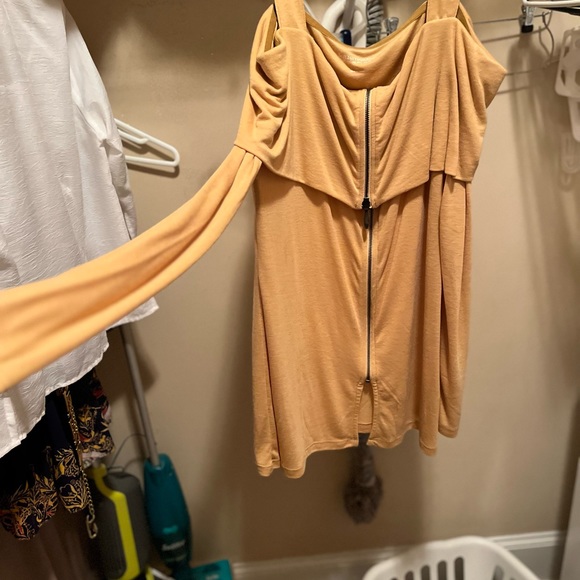 NEW Medium; runs large. Armpit to armpit 32”. Top of shoulder to bottom 32” - Picture 4 of 5